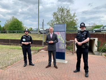 Leo with police officers